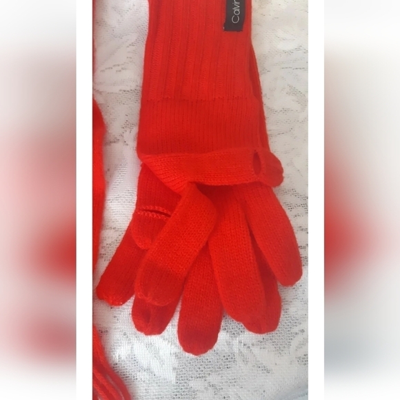 New Two Piece Set CALVIN KLEIN RED scarf touch gloves soft knit OS - Picture 5 of 9